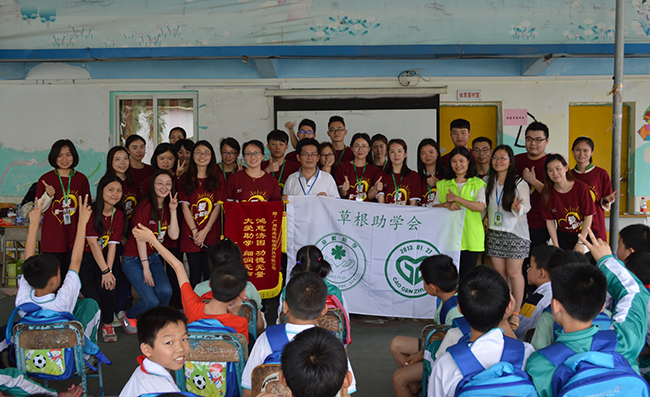 环亚科技、草根助学会与港湾小学师生合影.jpg