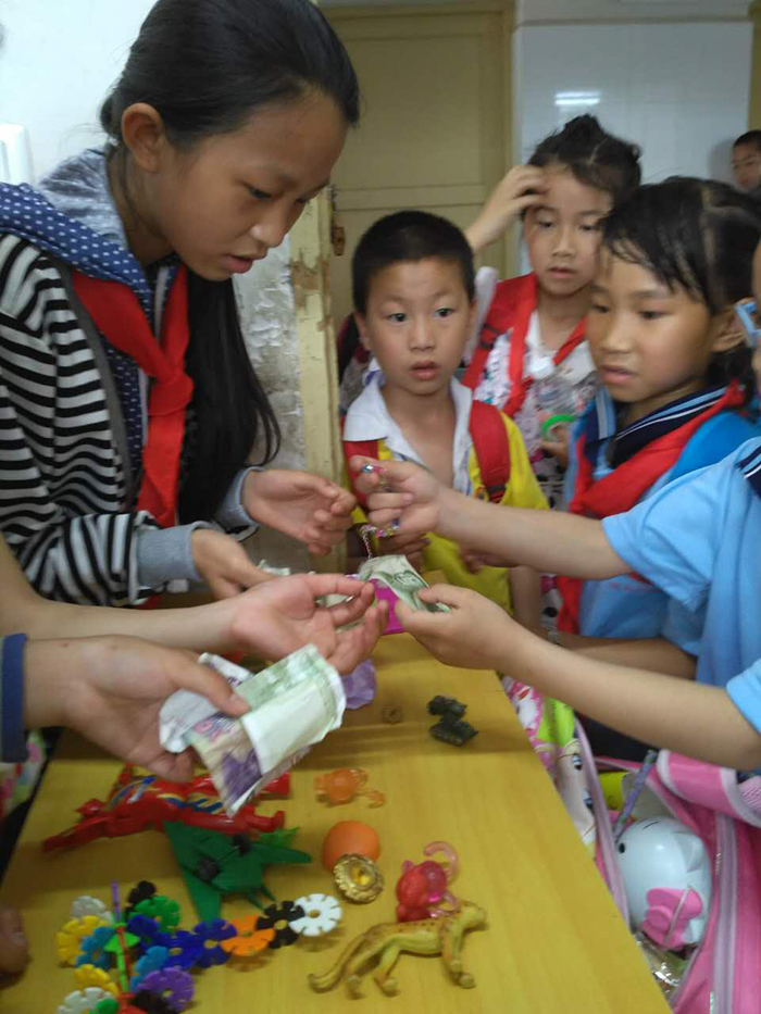 20160601遵义市河溪小学学生爱心义卖现场.jpg