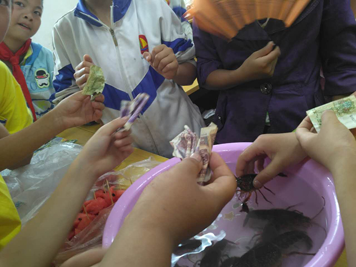 20160601遵义市河溪小学学生义卖小龙虾.jpg