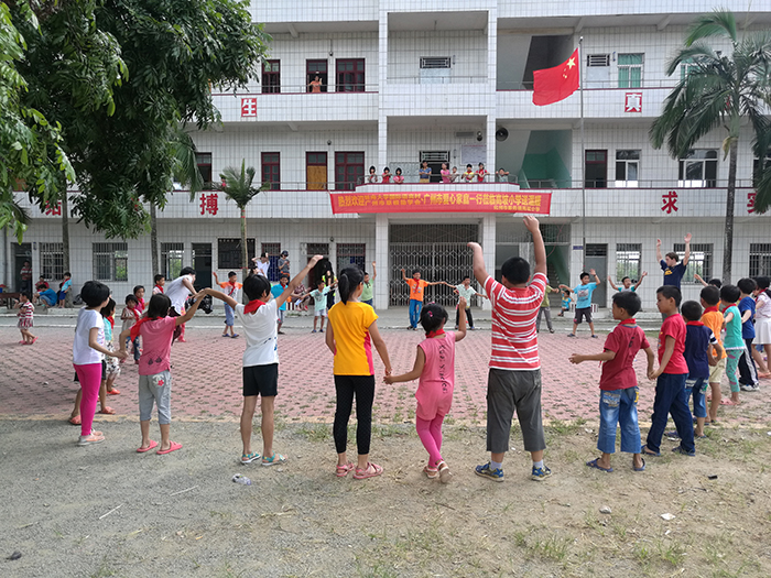 201606019城乡学生在高坡小学拓展.jpg