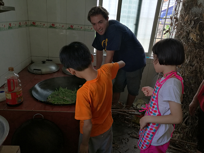 201606019广州学生体验炒菜.jpg