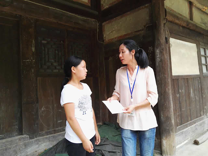 20160713草根助学会刘燕娜秘书长探访贫困学生.jpg