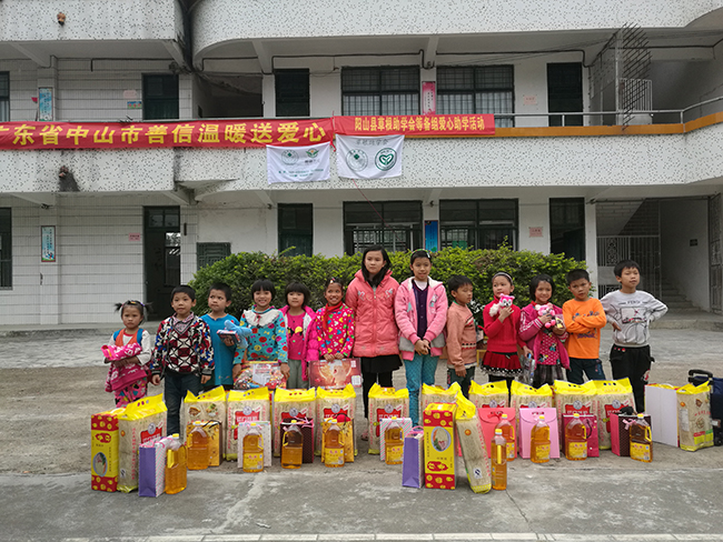 20161224阳山县和平谭兆小学留守儿童领助学慰问品合影.jpg
