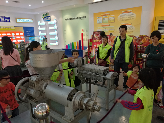 社区青少年参观制作设备.jpg