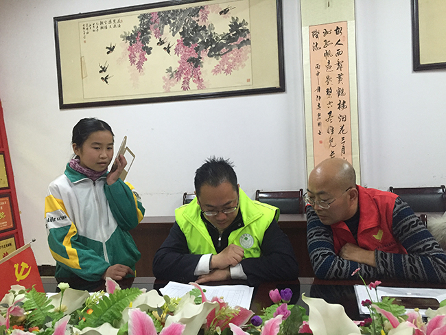 20171222陈丽借用志愿者手机给资助人打电话.jpg