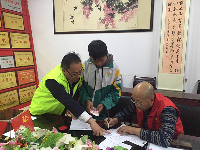 20171222草根助学会志愿者向薛勇发放助学金1.jpg